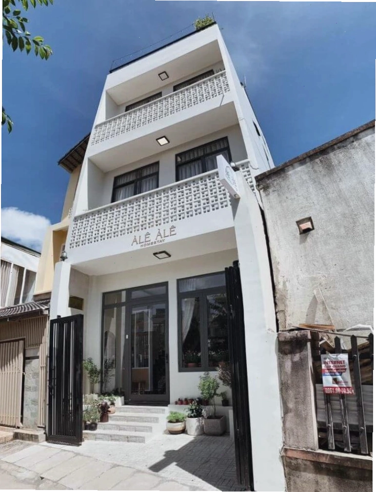 À Lê À Lê Homestay Đà Lạt với kiến trúc 3 tầng màu xanh trắng nổi bật