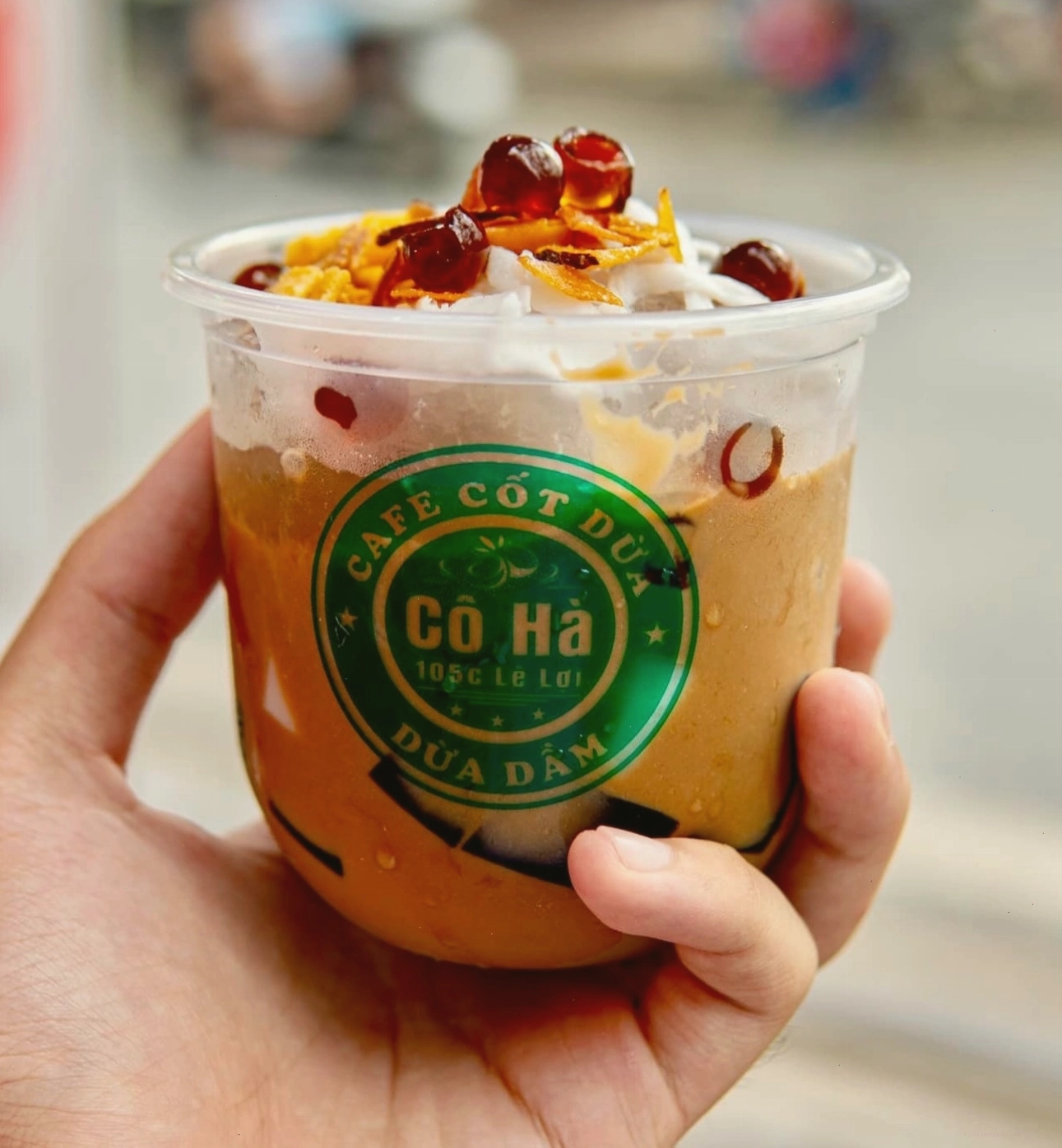 Ai đến quán cô Hà cũng gọi món cà phê cốt dừa