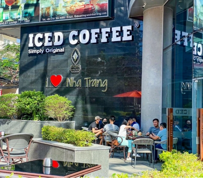 Amazon Coffee & Bar với không gian xanh mát và yên tĩnh
