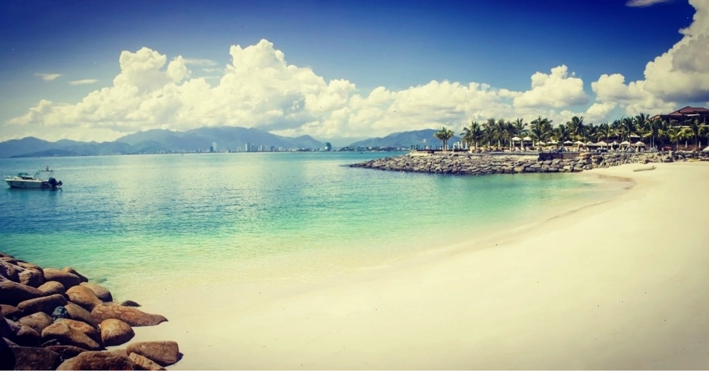Amiana Resort Nha Trang lagoon với mặt nước trong xanh