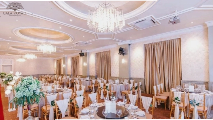 Ảnh các bàn tiệc tại sảnh Pearl tầng 1, nhà hàng Gala Royale được bày trí trang trọng