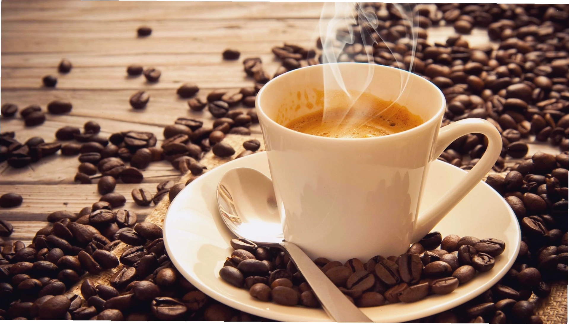 Ảnh cafe sáng chill bên cửa sổ với ánh nắng dịu nhẹ
