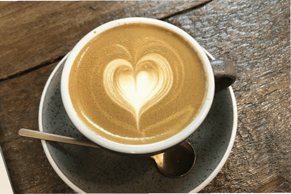 Ảnh cafe tình yêu với hai ly cà phê đặt cạnh nhau