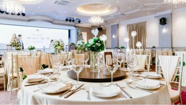 Ảnh chụp một sảnh cưới được Gala Royale trang trí theo chủ đề hoàng gia sang trọng
