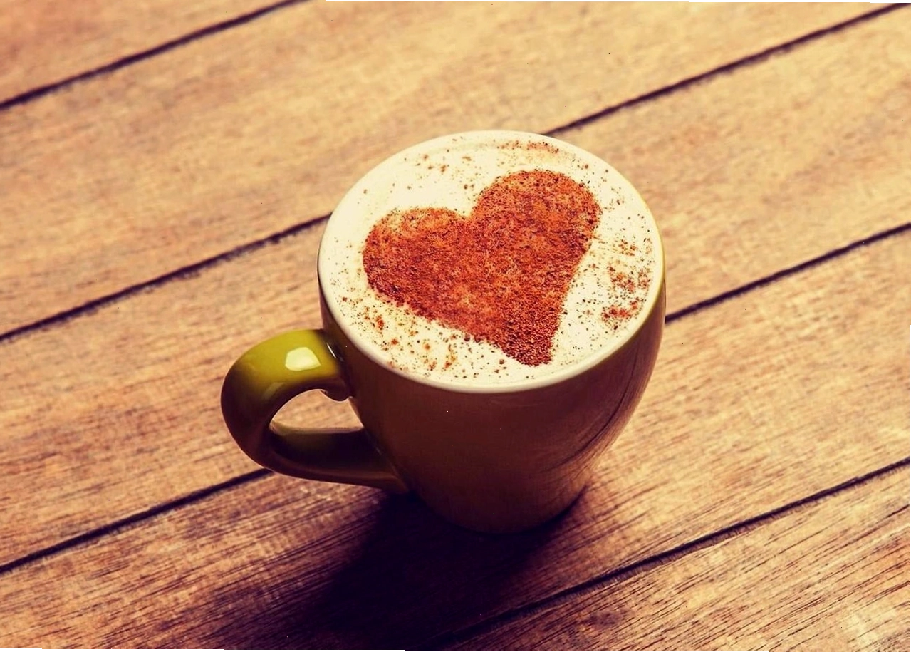 Ảnh ly cafe tình yêu với bàn tay đan vào nhau