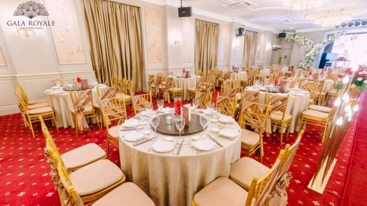 Ảnh một góc bàn tiệc tại sảnh Gold tầng 3, nhà hàng Gala Royale