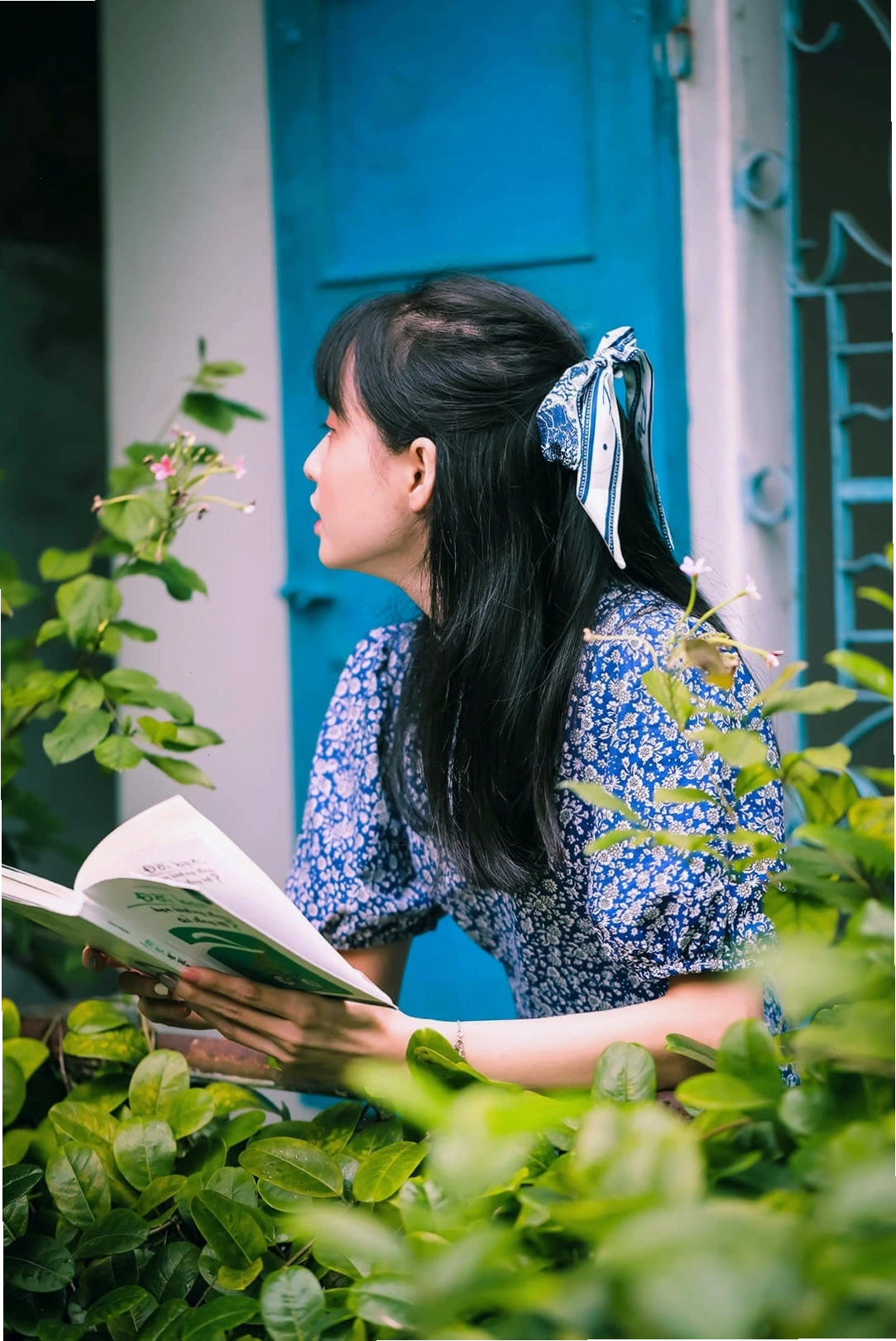 Ánh nắng chiếu qua mái hiên tại Àla Cafe