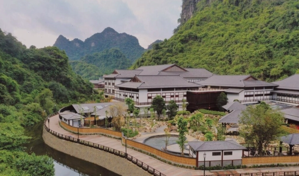 Ánh nắng chiều tại khu suối khoáng nóng