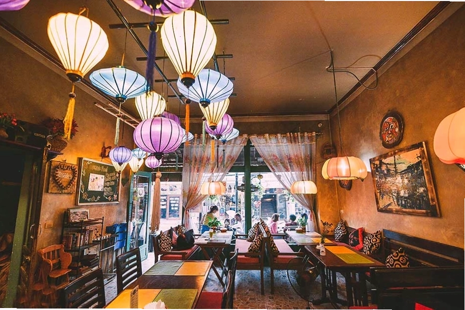 Ánh sáng vàng ấm áp tạo không gian lãng mạn cho quán cafe Vintage