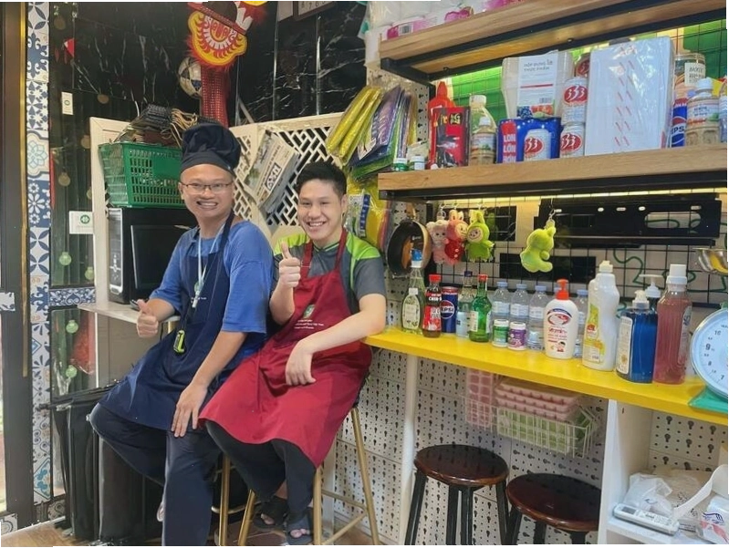 Anh Tùng quản lý siêu thị tại nhà hàng hạnh phúc