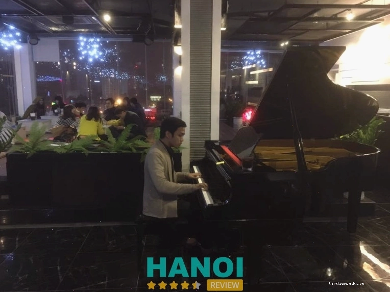Aries Coffee với không gian sang trọng và cây đàn piano đen nổi bật