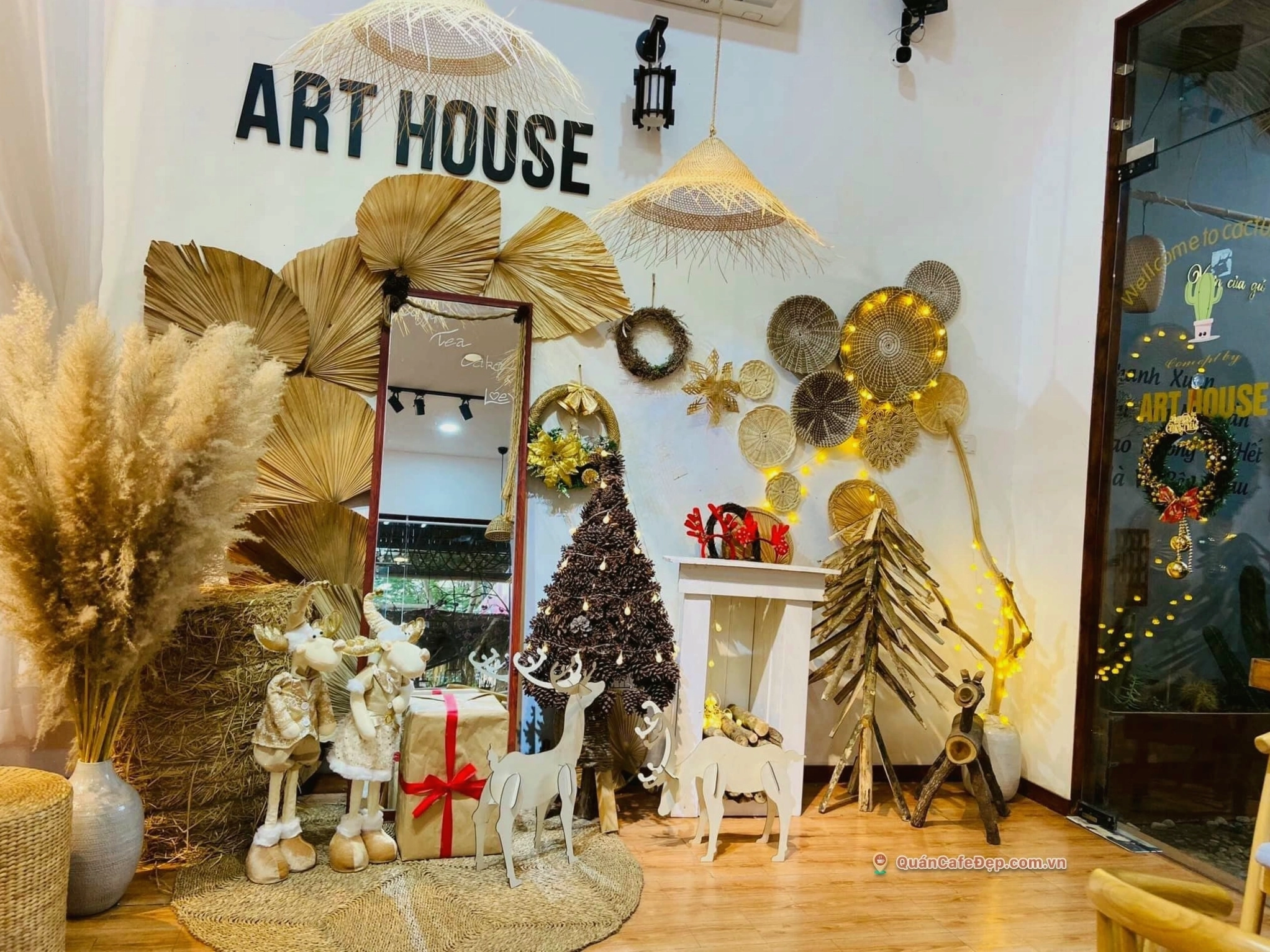 ART HOUSE COFFEE với decor ấm cúng và các góc chụp thay đổi theo mùa