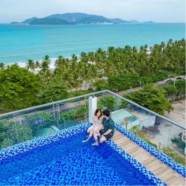 Azura Gold Hotel & Apartment với phòng nghỉ nhìn ra biển