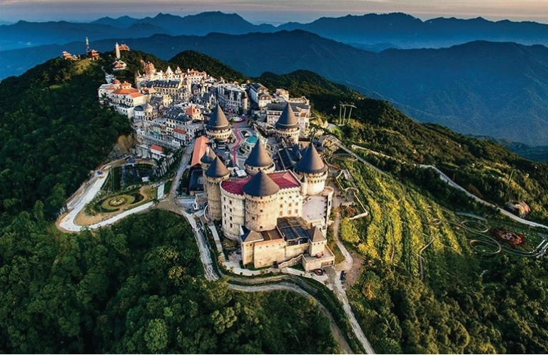 Bà Nà Hills Đà Nẵng - khu du lịch nổi tiếng với Cầu Vàng và kiến trúc châu Âu