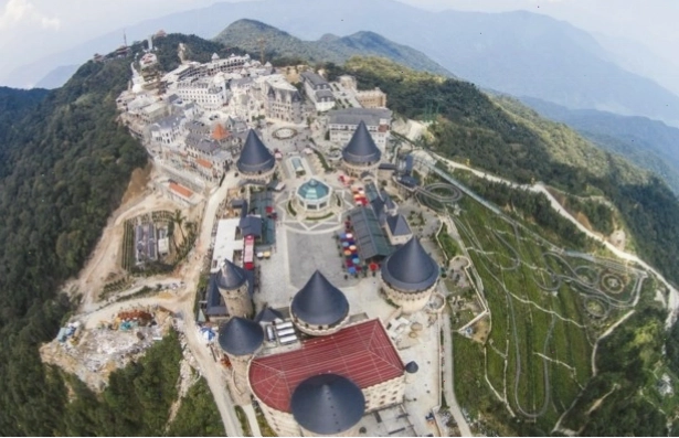 Bà Nà Hills được xây dựng trên đỉnh Núi Chúa, ngọn núi cao nhất trong dãy Trường Sơn hùng vĩ