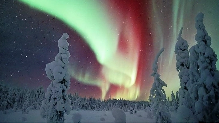 Bắc Cực Quang rực rỡ trên bầu trời Lapland