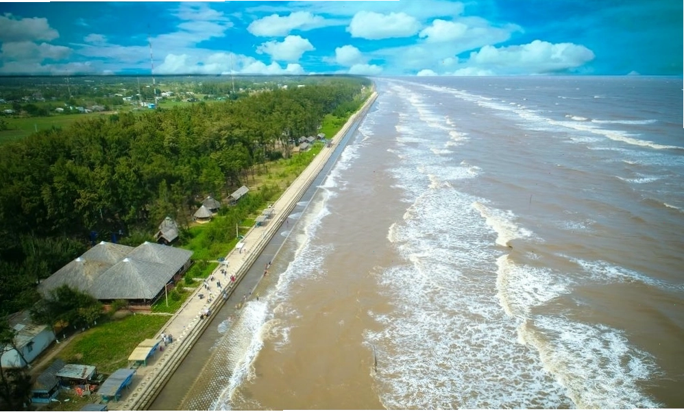 Bãi biển Ba Động với bờ cát dài và hàng dừa xanh
