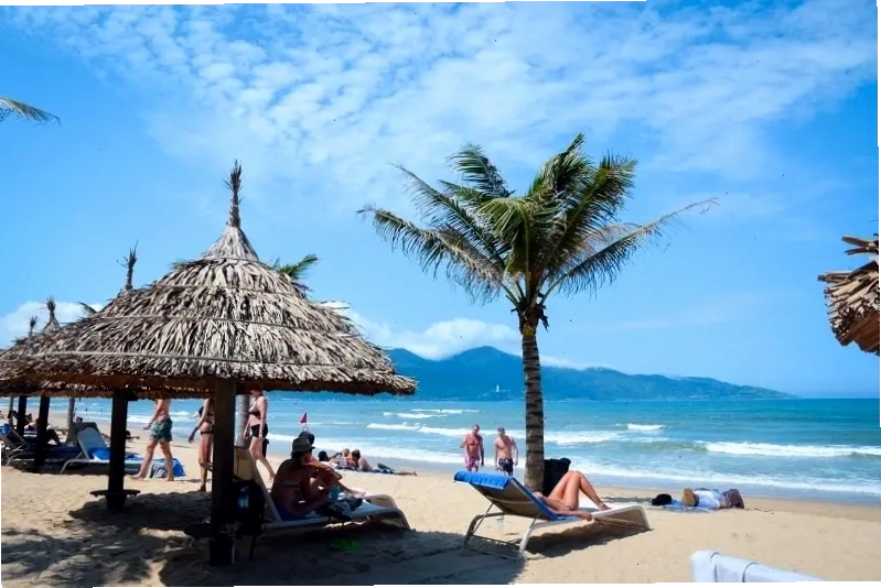 Bãi biển Bãi Cháy nhộn nhịp vào mùa du lịch