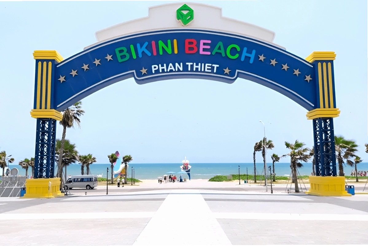 Bãi biển Bikini Phan Thiết dưới ánh nắng