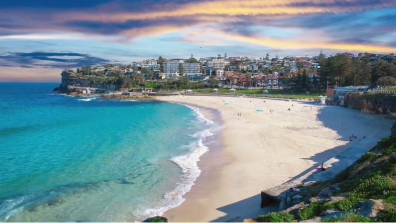 Bãi biển Bondi nằm ngay trung tâm thành phố nên rất dễ dàng để bạn di chuyển tới đây tham quan