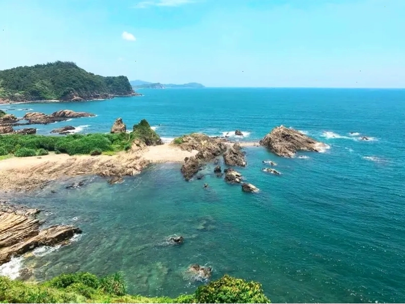 Bãi biển Cô Tô với cát trắng mịn và nước biển trong xanh