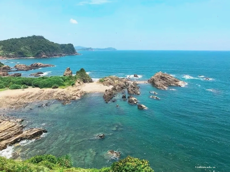 Bãi biển Cô Tô với cát trắng và nước biển trong xanh