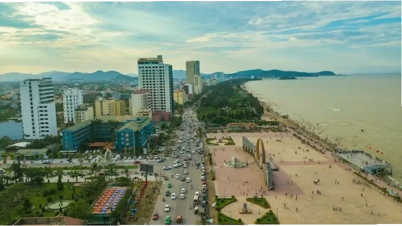 Bãi biển Cửa Lò Nghệ An với cát trắng mịn và nước biển trong xanh