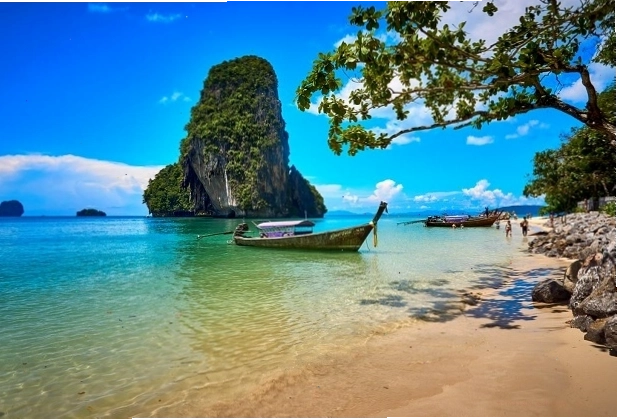 Bãi biển đẹp nhất Thái Lan với cát trắng và nước biển xanh ngắt
