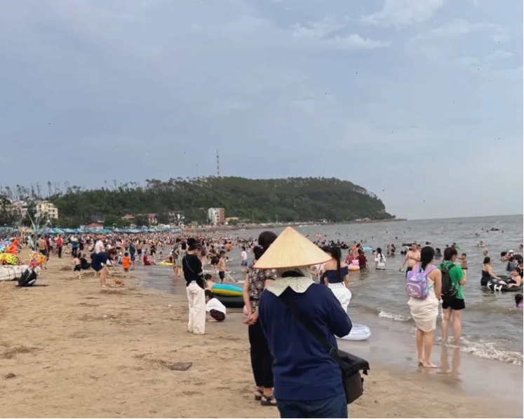 Bãi biển Đồ Sơn sôi động và hấp dẫn