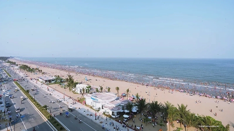 Bãi biển Hải Tiến với cát trắng và làn nước trong xanh