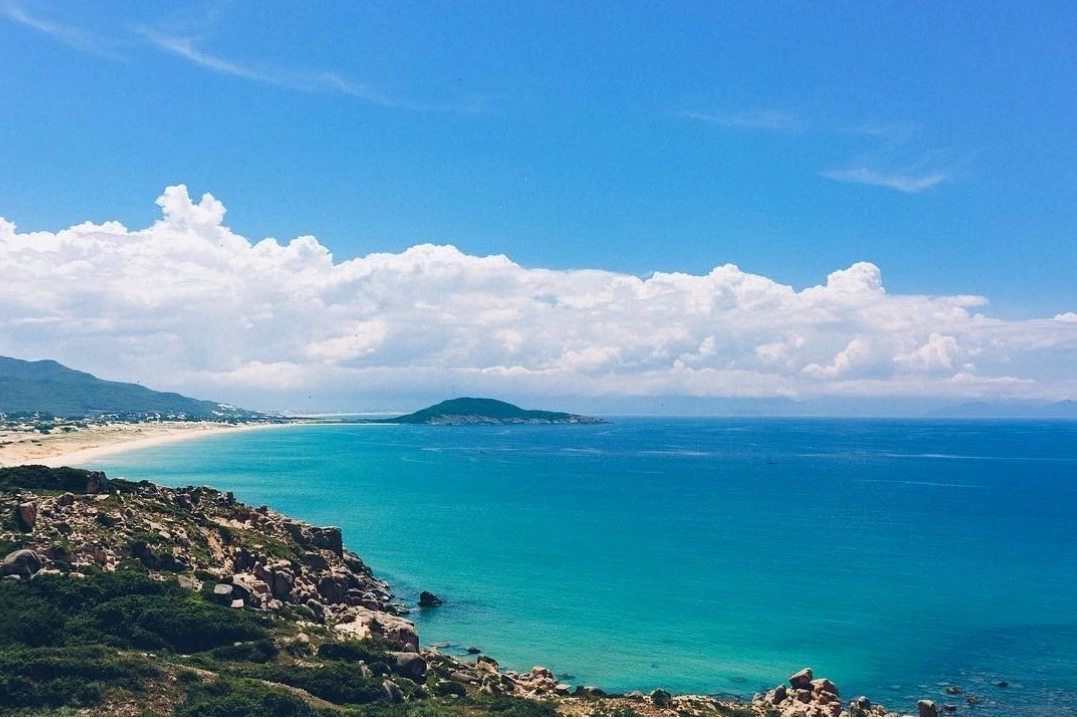 Bãi biển hoang sơ tại Bán đảo Đầm Môn