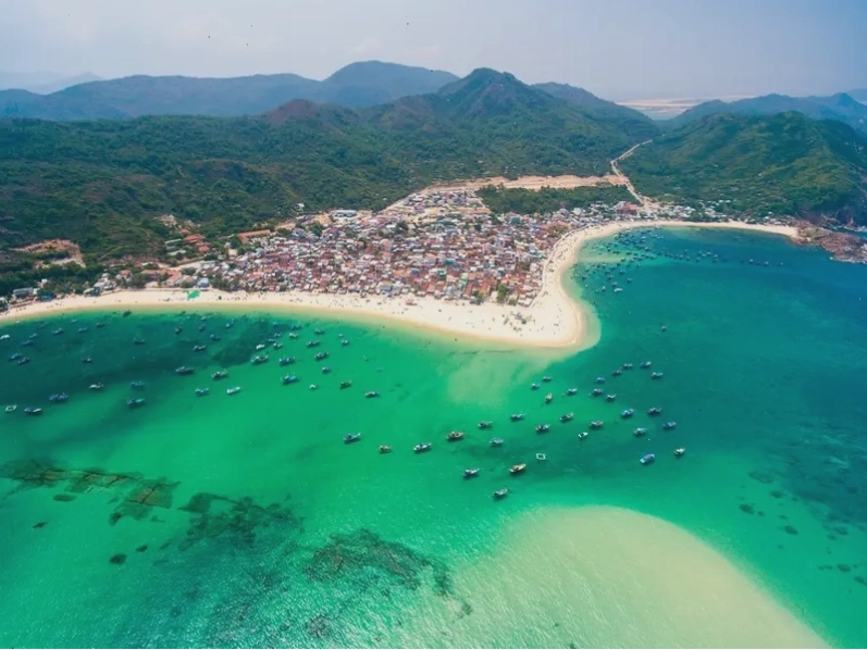 Bãi biển Kỳ Co với bờ cát trắng mịn và làn nước trong xanh như ngọc bích