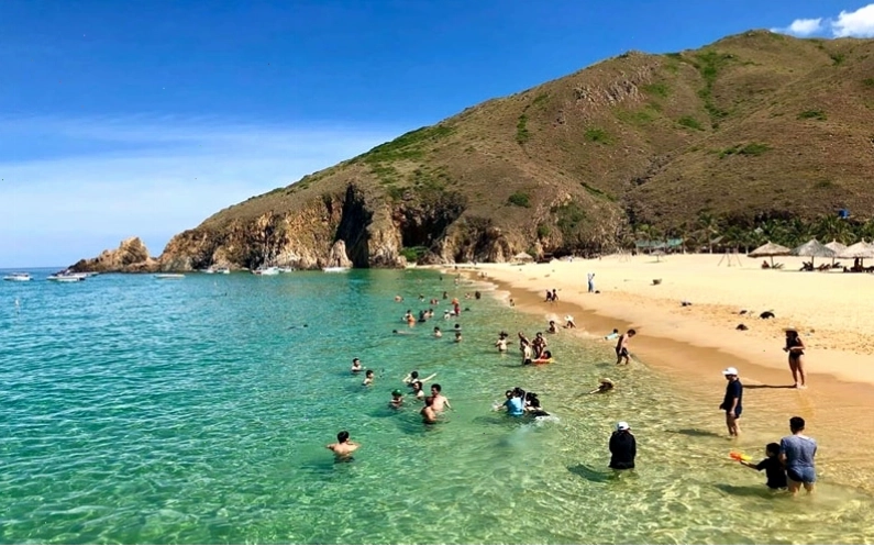 Bãi biển Kỳ Co với cát trắng mịn và làn nước trong xanh thấy đáy