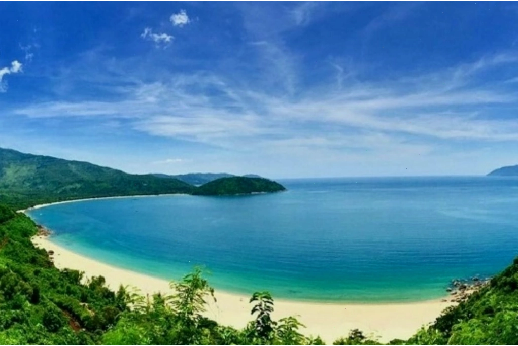 Bãi biển Làng Vân hoang sơ dưới chân đèo Hải Vân