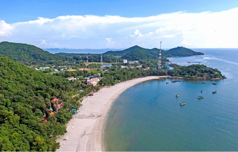 Bãi biển Mũi Na yên bình với cát trắng và làn nước xanh mát