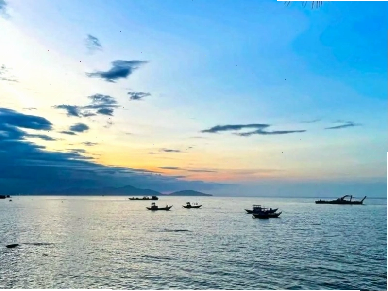 Bãi biển Mỹ Khê Đà Nẵng lung linh dưới ánh nắng