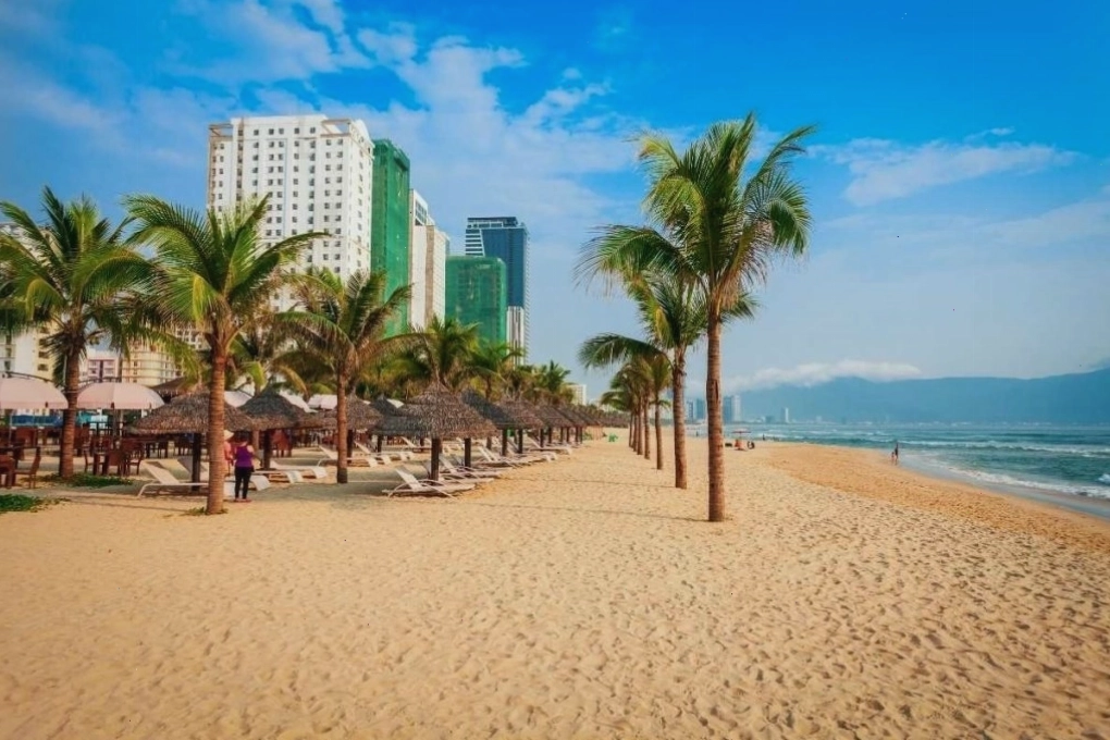 Bãi biển Mỹ Khê Đà Nẵng với cát trắng mịn và làn nước xanh biếc