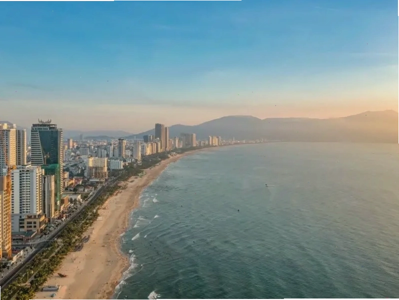 Bãi biển Mỹ Khê với cát trắng và nước biển trong xanh