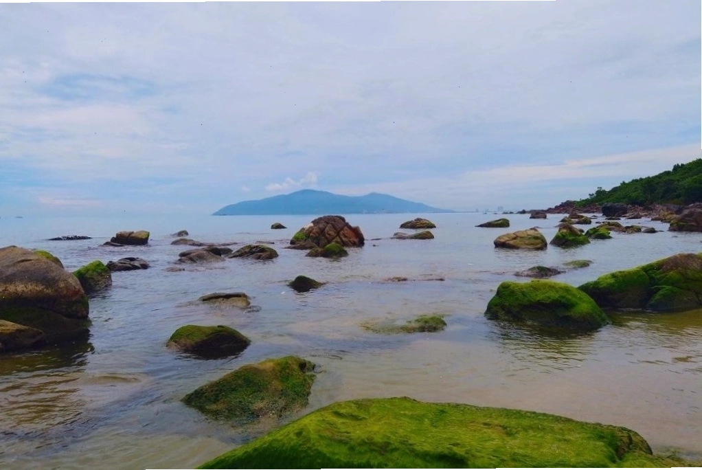 Bãi biển Nam Ô với vẻ đẹp hoang sơ và những ghềnh đá ấn tượng