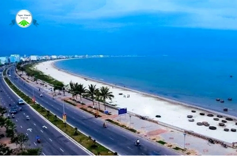 Bãi biển Nguyễn Tất Thành với nước biển trong xanh