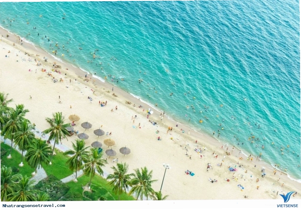 Bãi Biển Nha Trang nhìn từ trên cao với làn nước xanh biếc và bờ cát trắng mịn