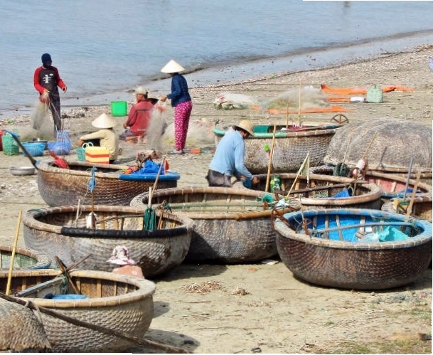 Bãi biển Nha Trang với cát trắng mịn và nước biển trong xanh