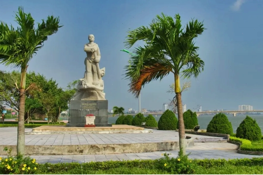 Bãi biển Nhật Lệ nhìn từ thành phố Đồng Hới