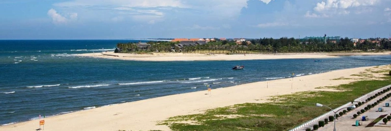 Bãi biển Nhật Lệ ở đâu? Khám phá vẻ đẹp hoang sơ tại Quảng Bình