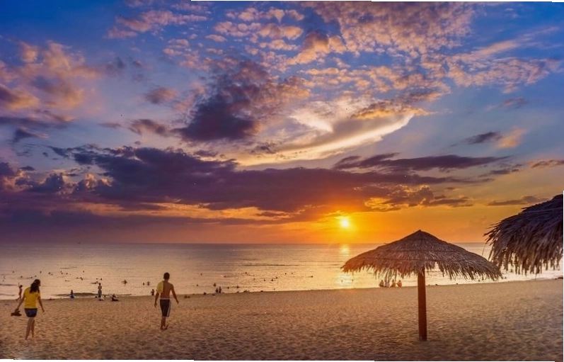 Bãi biển Nhật Lệ thơ mộng dưới ánh nắng