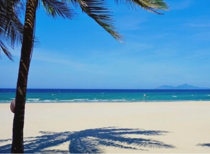 Bãi biển Non Nước Đà Nẵng với bờ cát trắng và làn nước xanh biếc