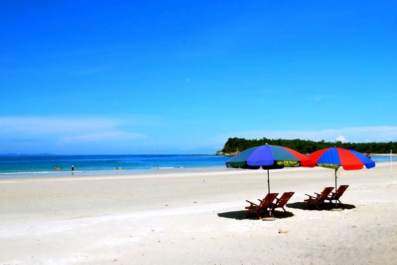 Bãi biển Quan Lạn hoang sơ và yên bình tại Quảng Ninh