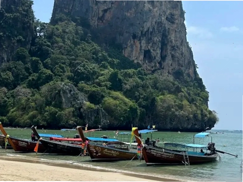 Bãi biển Railay, Krabi với những vách đá cheo leo