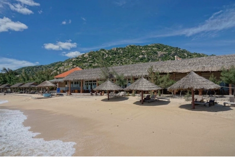 Bãi biển riêng tại Hòn Cò Resort Cà Ná với bờ cát trắng và làn nước xanh