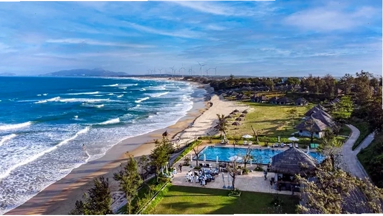 Bãi biển riêng tư tại Crown Retreat Quy Nhơn Resort với làn nước trong xanh
